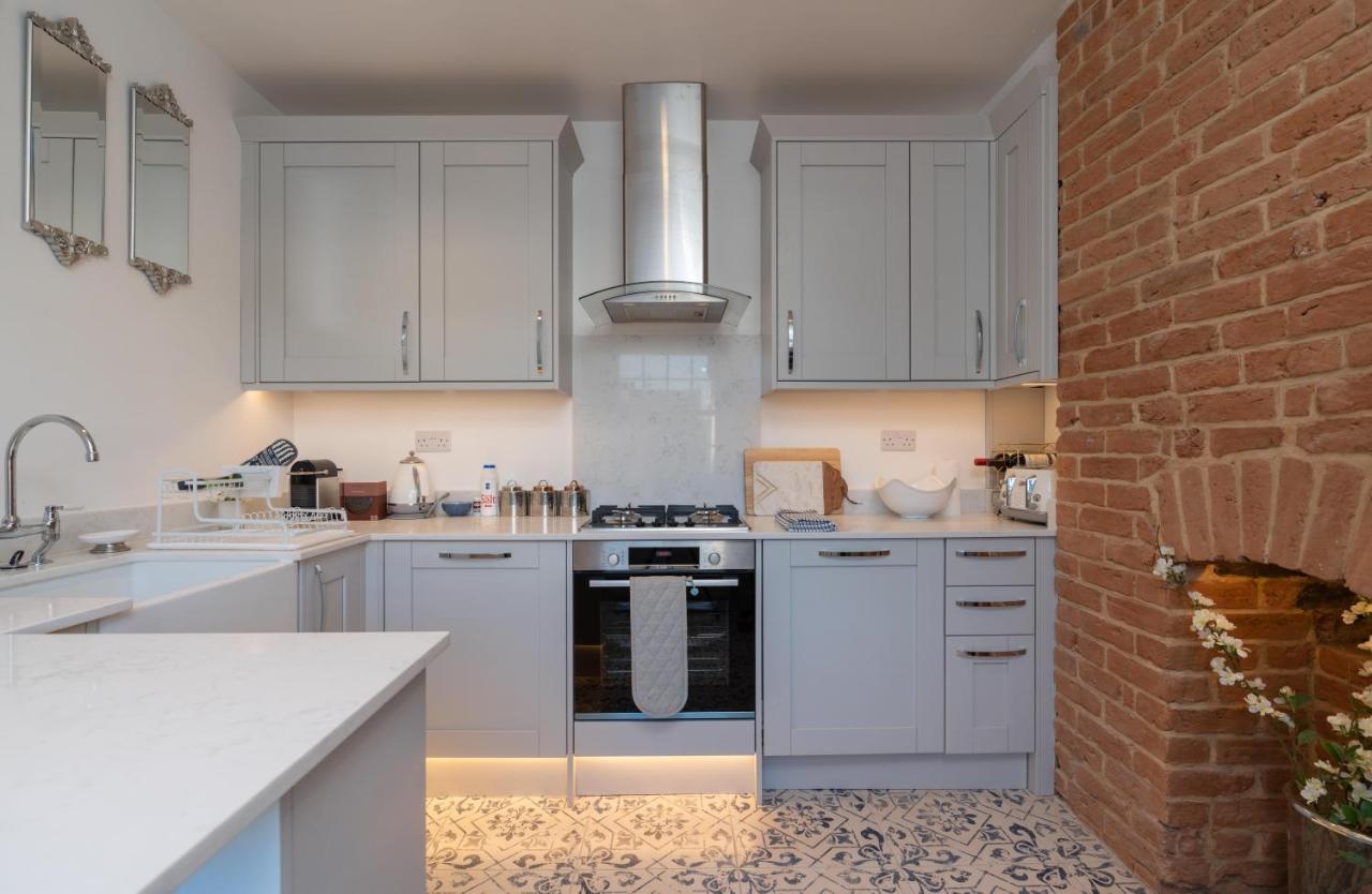 Gloucester Place Townhouse With Hot Tub! Челтнъм Екстериор снимка